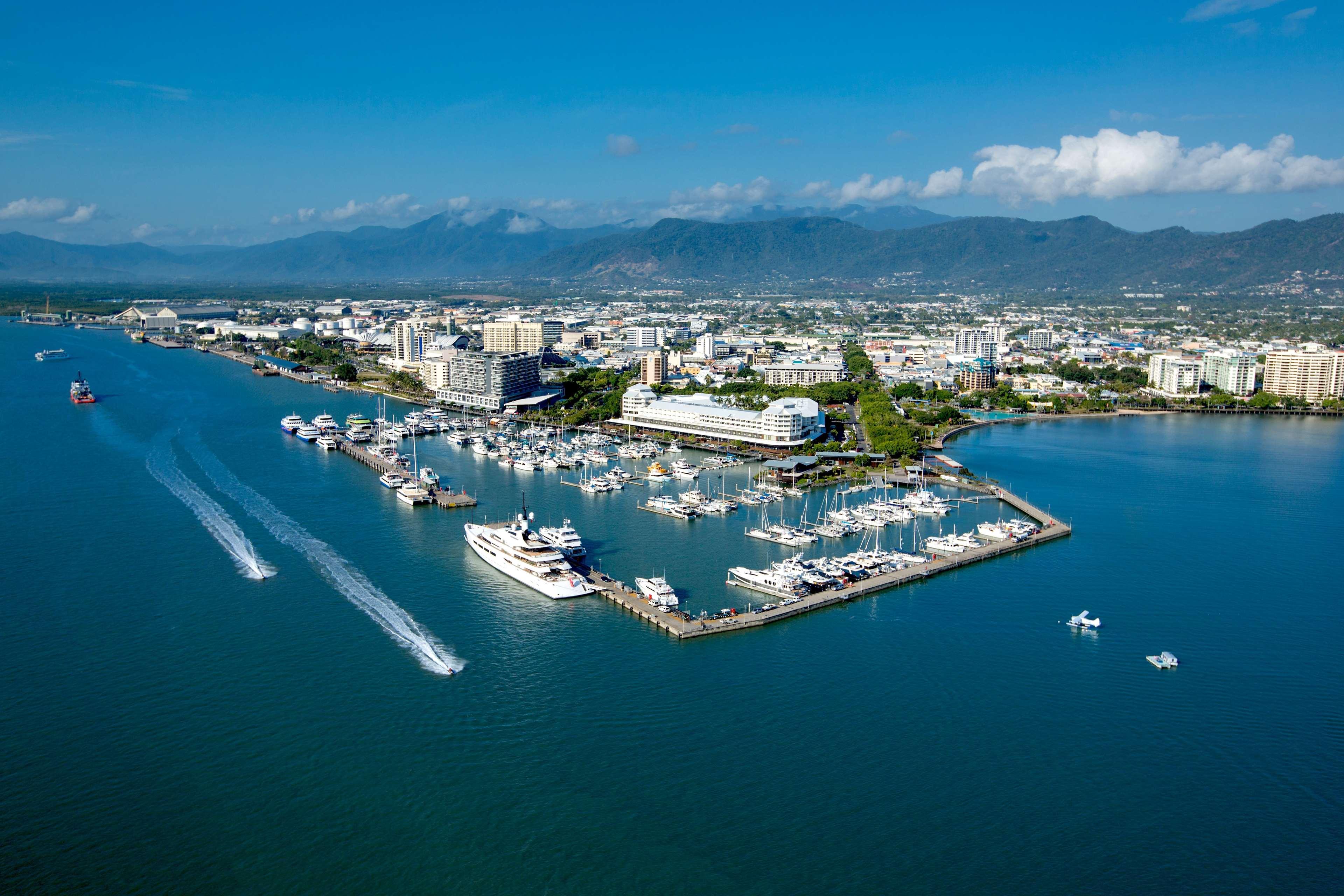 凯恩斯香格里拉大酒店 凱恩斯 外观 照片 Aerial view of the Cairns Marina